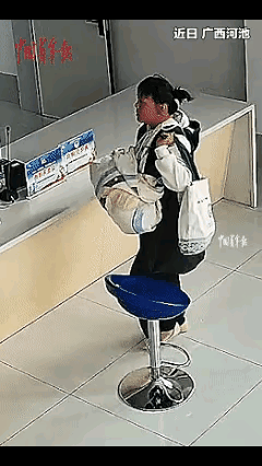 太暖心❤️了广西河池，一位新手妈妈抱着还没满月的宝宝，独自来办理新生儿户口。这