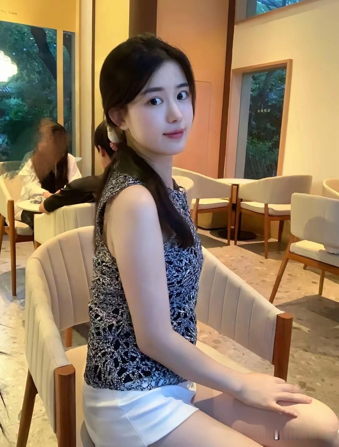 如梦令·闲馆清颜雅座暖窗风软，眉目清柔如婉。凝睇悄回眸，一靥温柔深浅。