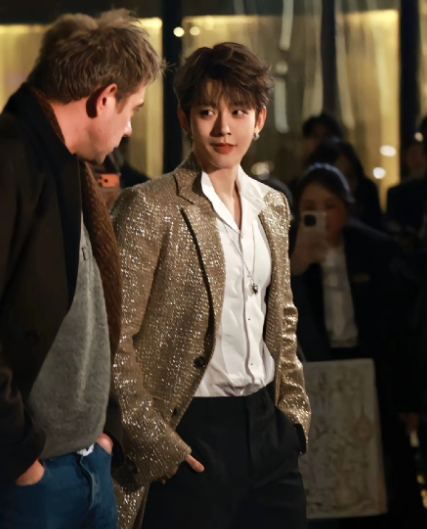 说句实话，我还真觉得，娱乐圈男明星这张脸最好看的一个，别说这个好看那个帅的，他还