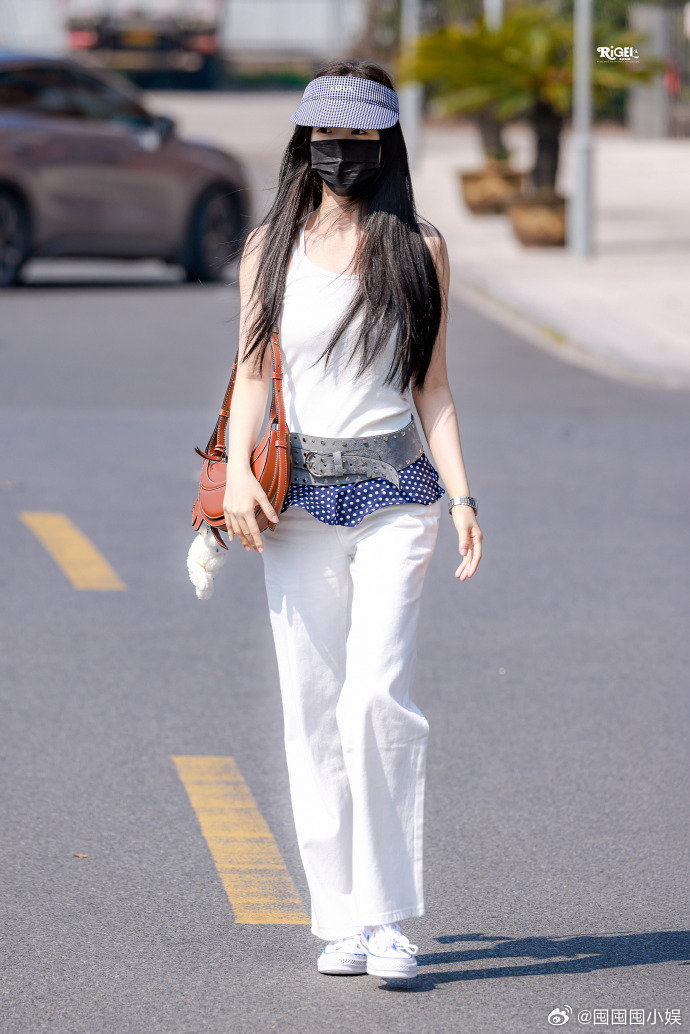 虞书欣防晒帽虞书欣今日上班造型，这顶防晒帽看来又要卖断货了。虞书欣波点小裙边