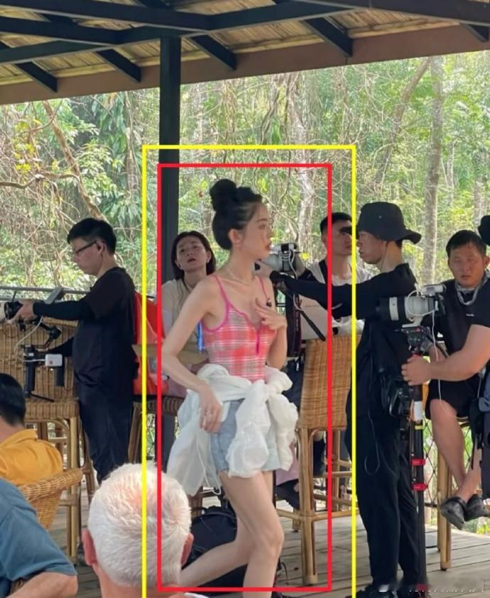 见古力娜扎本人，方知何为不上镜的绝美。她美出新高度，发量惊人，每一次亮相皆惊艳众