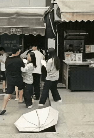 明知道自己打不过男人，还敢先动手，这女的是怎么想的？女的排队怕晒黑，​打着伞