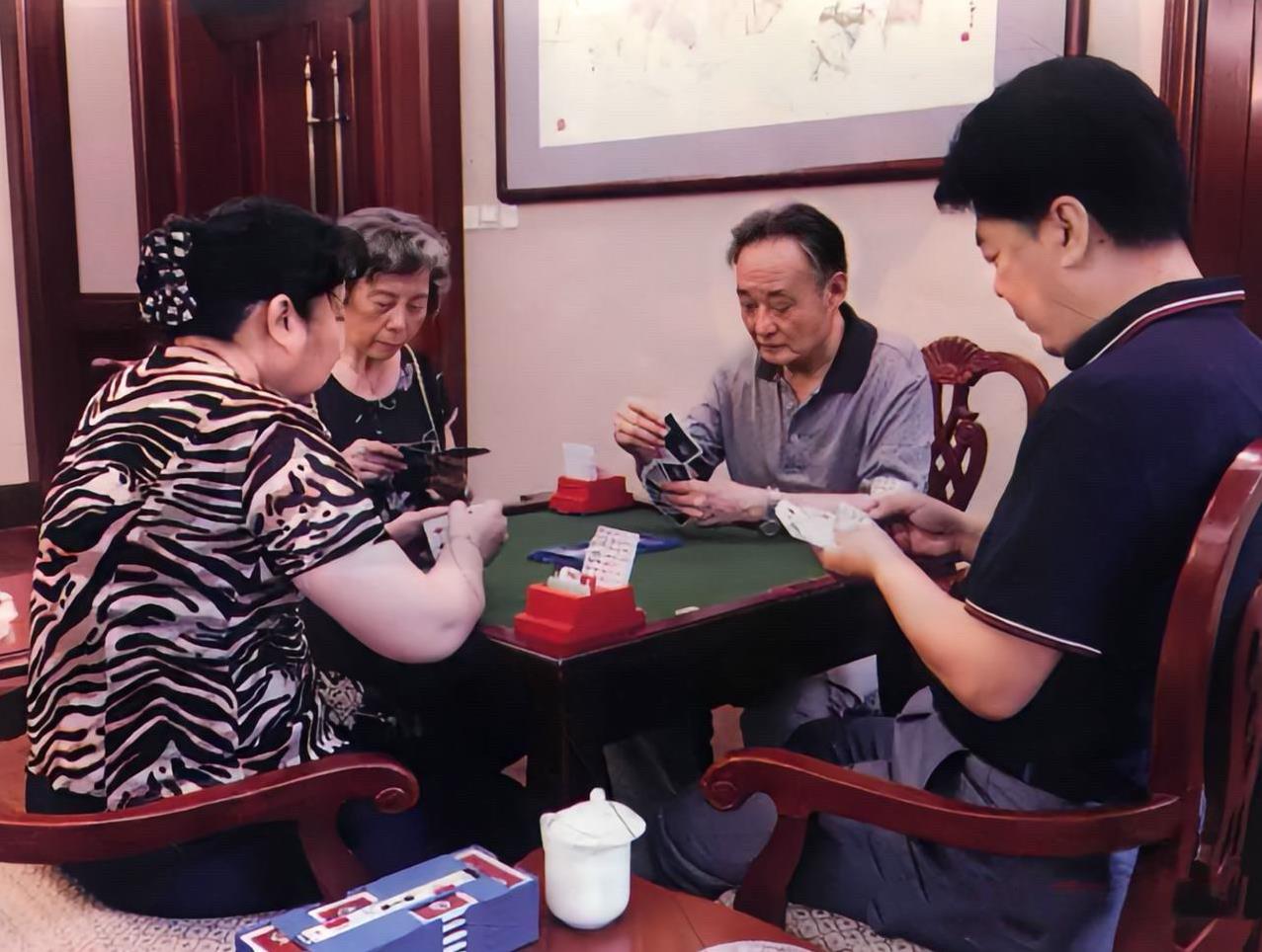 #罕见的老照片#吴老退休之后，过着平凡人的生活。除了读书看报，接见客人之外，他