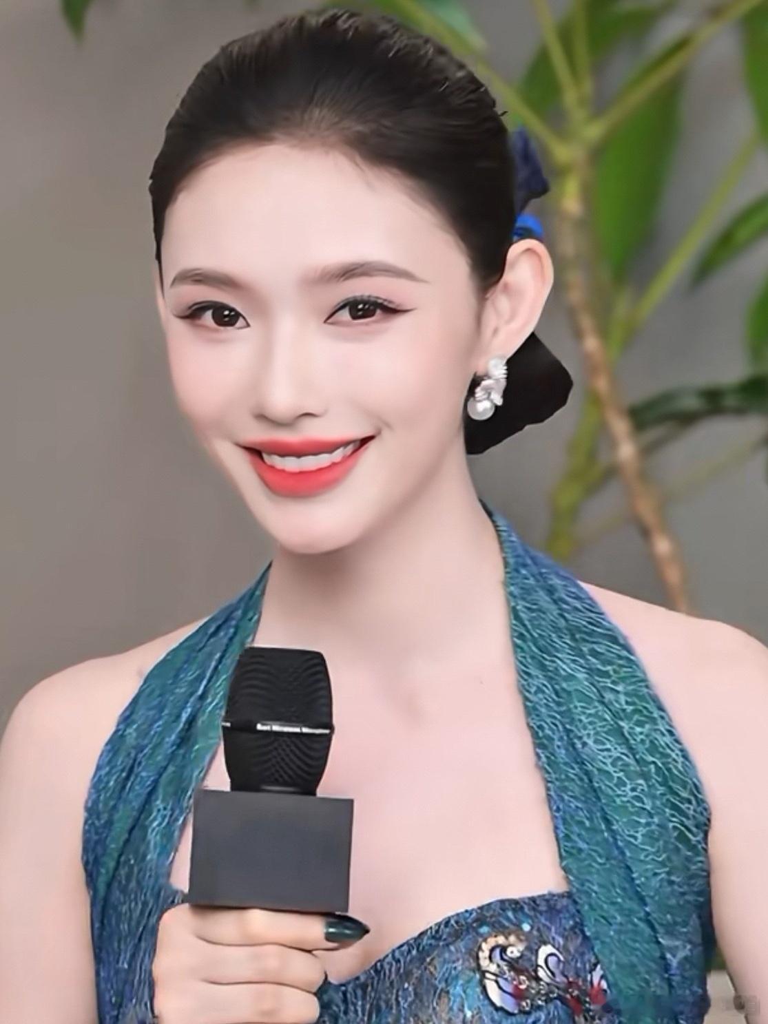 林允头是女娲用圆规画的吗被林允的头型戳中！圆润饱满得像圆规勾勒，后脑勺弧度、颅