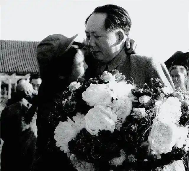 1952年，一位名叫解秀梅的女战给毛主席献花。她双手递过花束，按说该退后敬礼，可