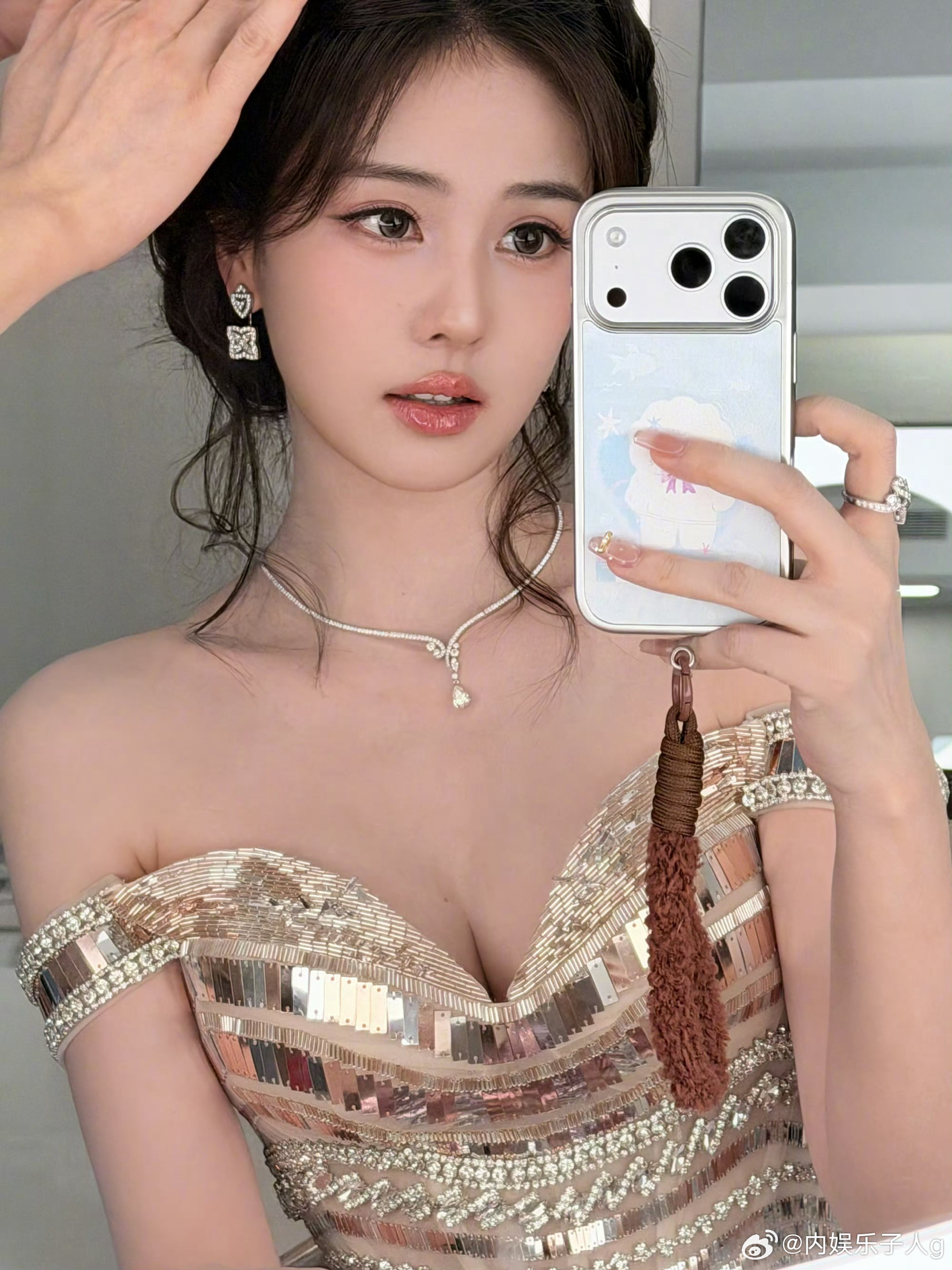 白鹿今日营业…鹿姐又来分享美貌了…