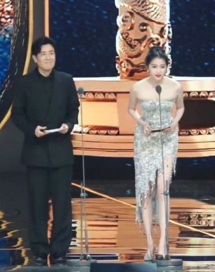 感觉这是最适合关晓彤的一次造型了，衣服完全扬长避短了​​​