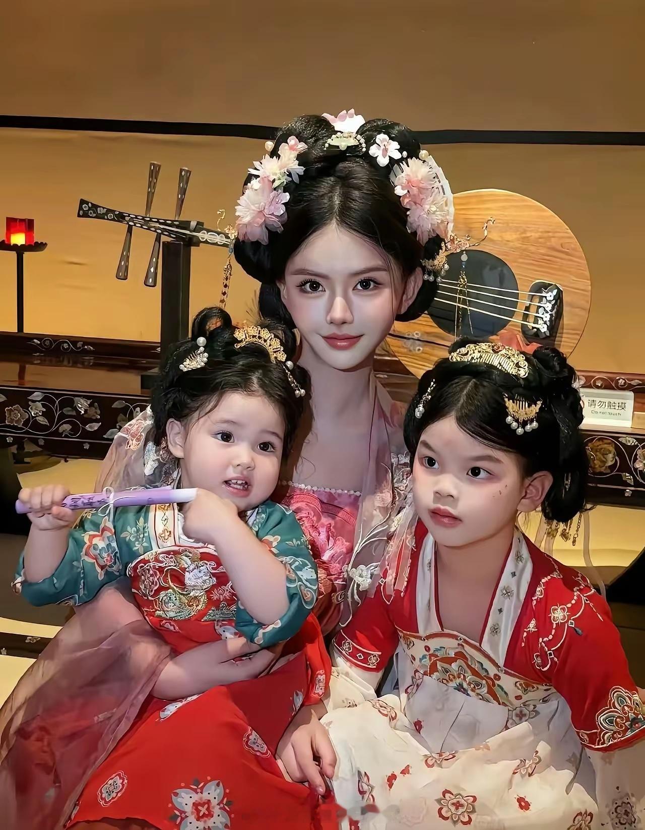 韩安冉不讨喜，但她的小女儿优米真的好可爱啊，穿上古代服饰萌化了，脸蛋肉嘟嘟，可爱