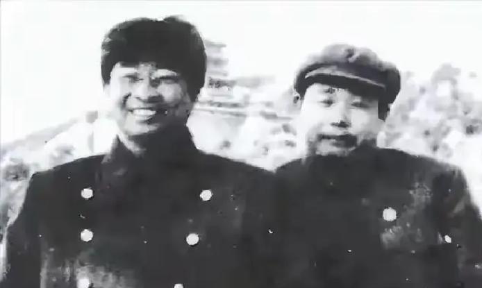 1952年军委例会陈赓迟到，刘伯承在他住处等着，见面就训，陈赓一句“你个老头子还