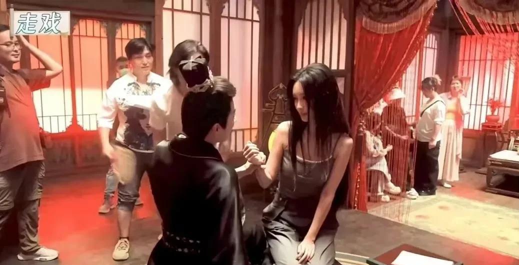 孟子义这路透造型简直太绝了！长发黑裙，利落又带劲儿，想象她演现偶，那气场、那颜