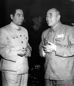 历史时光1950年6月，周恩来总理和朱德在全国政协会议休息时交谈。