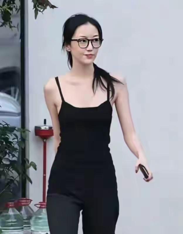 这世上最爱李嫣的人出现了，不是父亲李亚鹏、母亲王菲，也不是同母异父的姐姐窦靖
