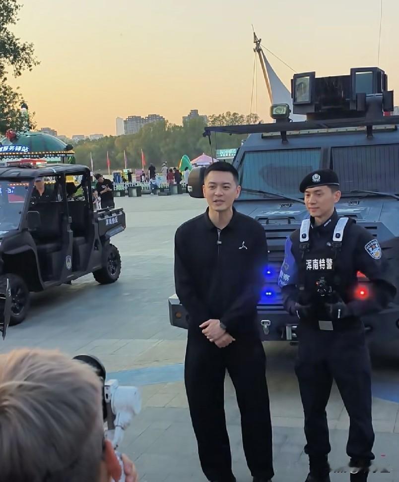 杨鸣特意去沈阳浑南见一面说是和自已非常象的特警，并合影留念宣传沈阳，网友说：颜值