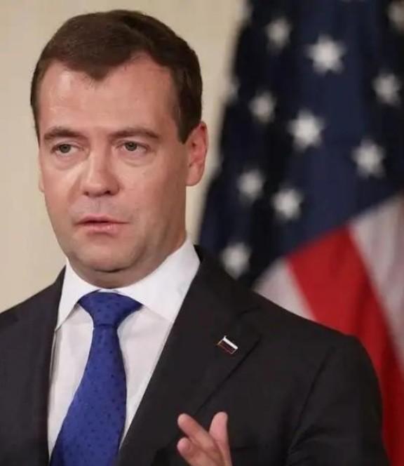 梅德韦杰夫曾说：一旦战败，就用核弹攻击4个国家，让世界进入末日，将动用战略核武器