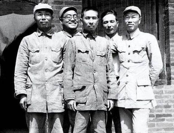 公安军司令员是开国大将，为何第一副司令员是中将，第二却是上将公安军司令员是