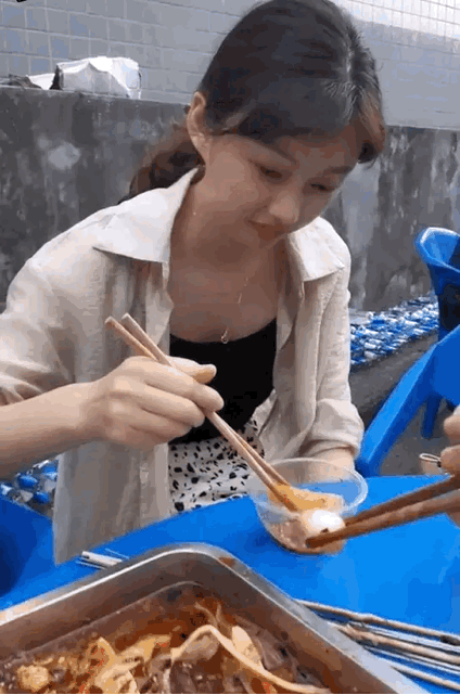 这一筷子菜夹的，直接把小姨子给整不会了。