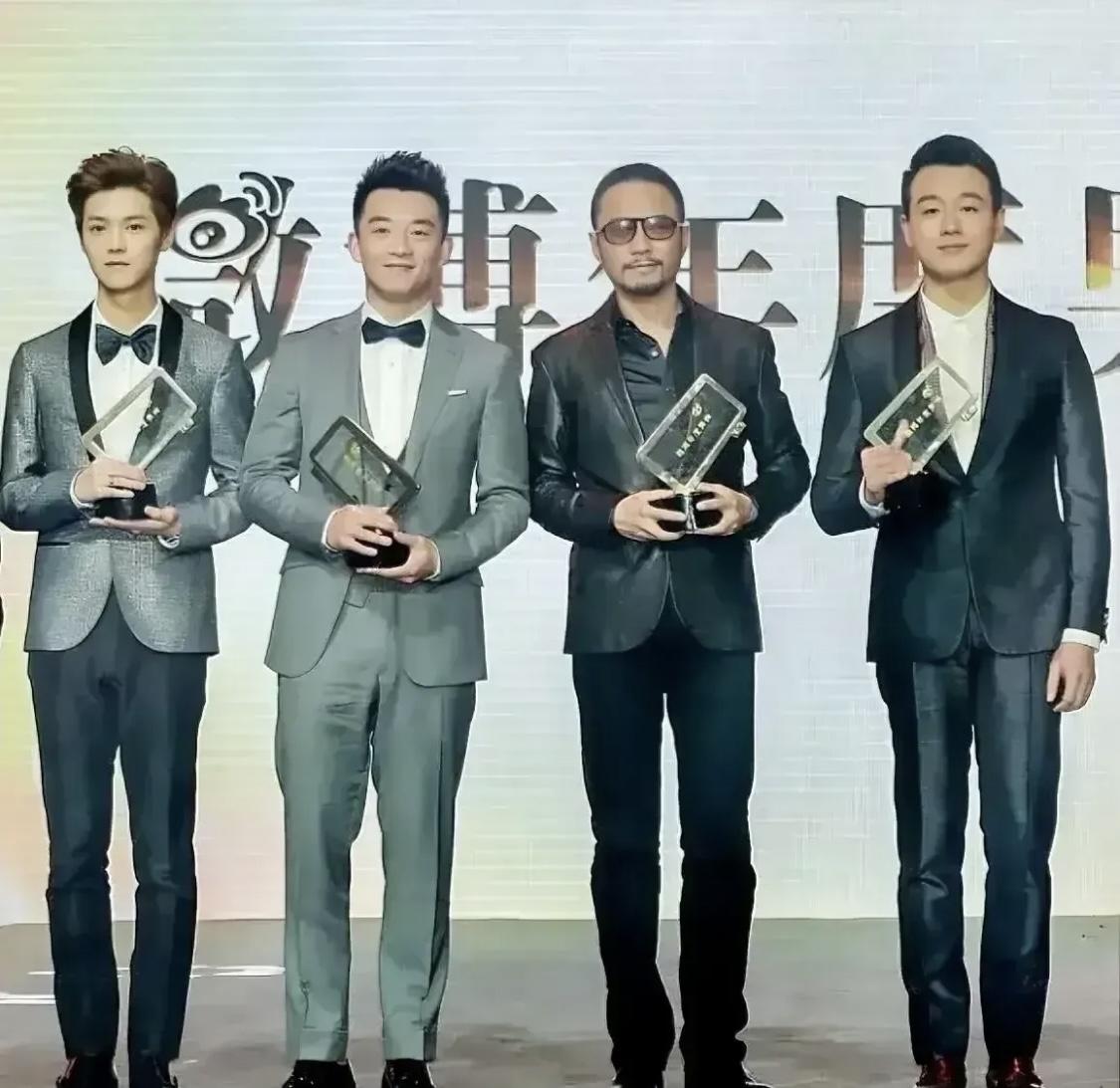 4位男神手持透明水晶奖杯同框：我认出了高大修伟、清爽干练的佟大为，西装革履、