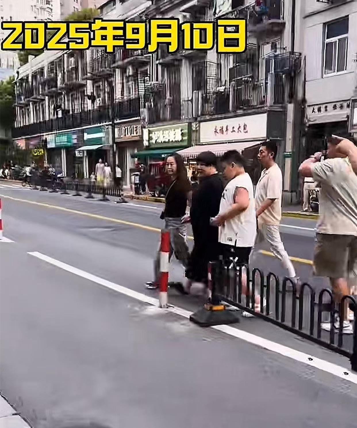 郭汾阳又不上学了吗？看到郭汾阳跟随母亲王惠出现在上海德云社，这样的询问，也接踵而