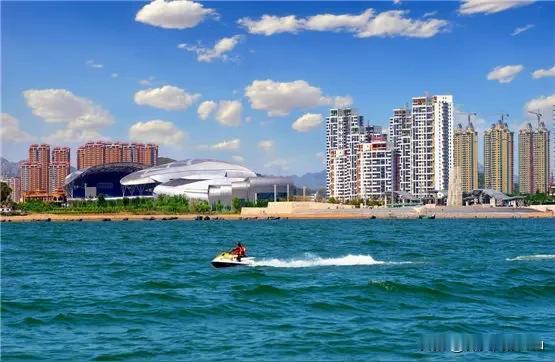 这是在秋天末尾拍摄的家乡海滨的照片。