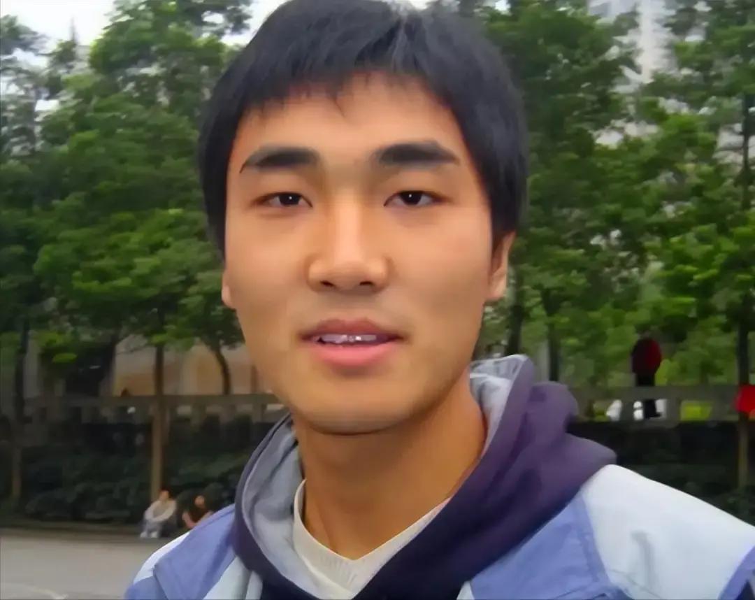 “每月就给我500块，资助不起装什么孙子！”2006年，贫困大学生向海清向媒体怒