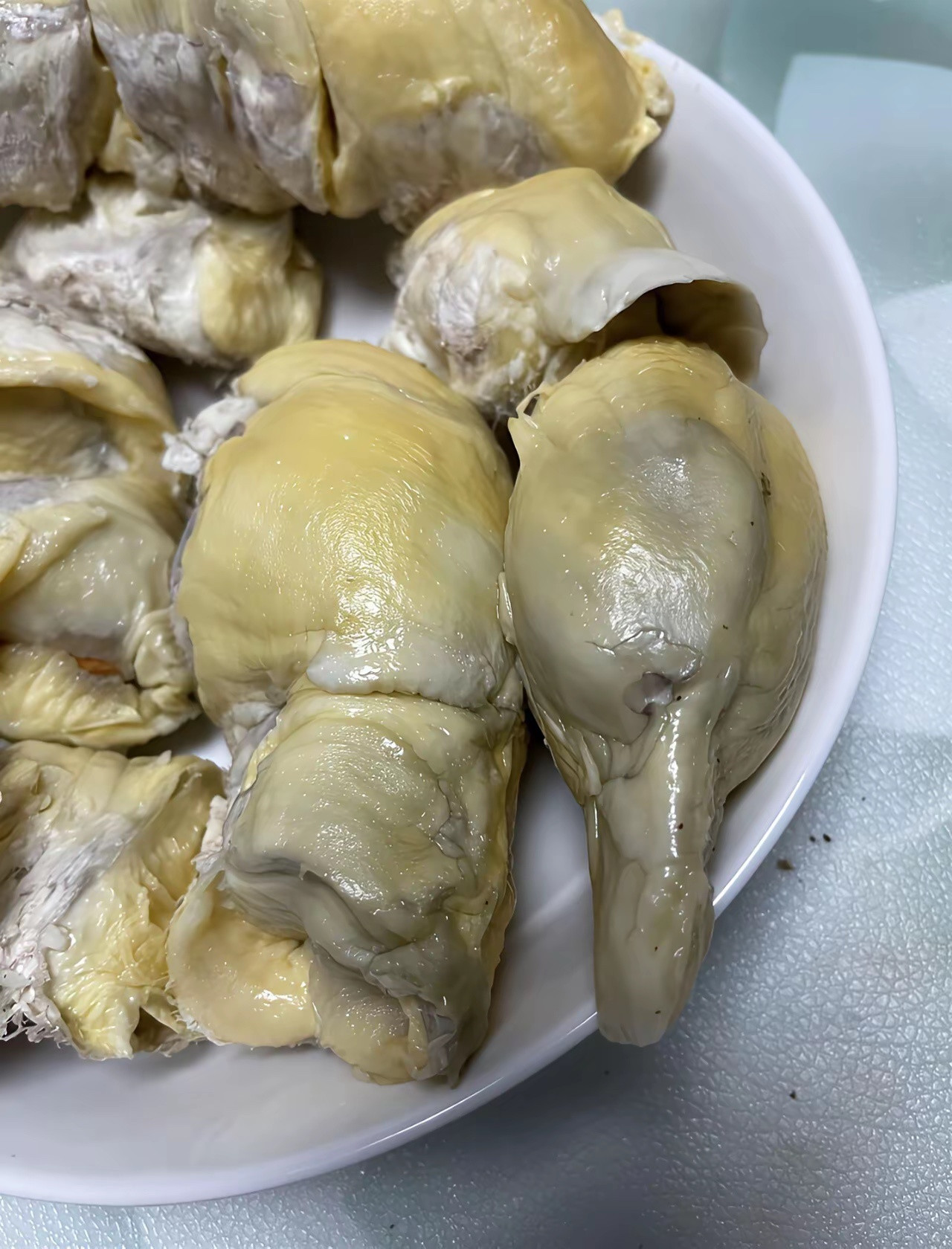 亲戚送的榴莲，说是黑金的品种，很好吃，也很难买，可打开后看到这个样子，有点不太敢