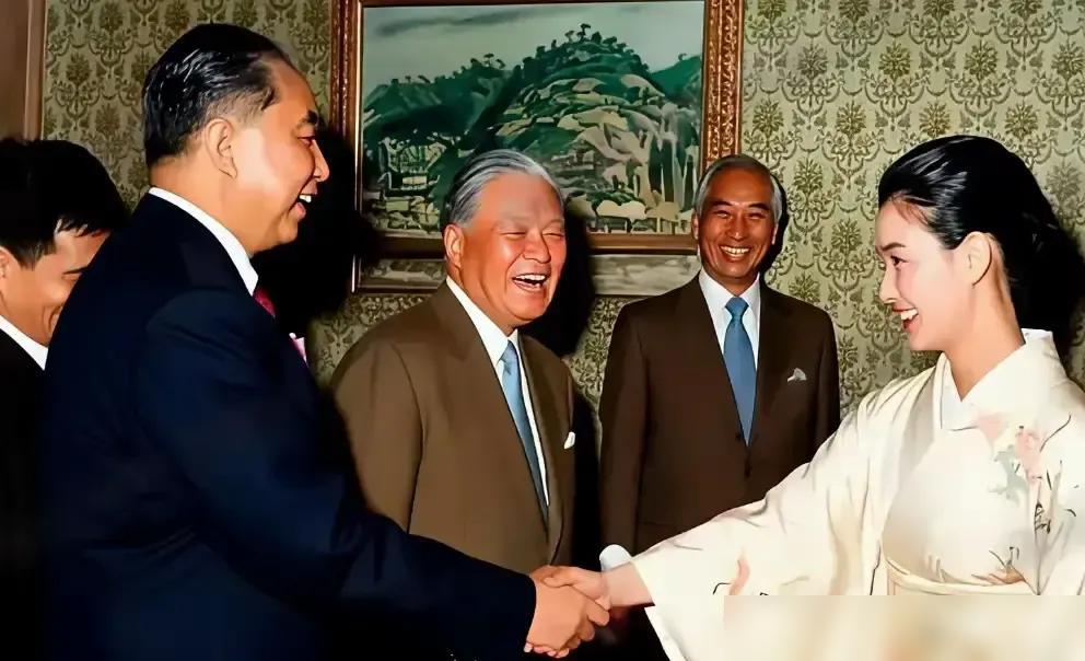 1980年5月27日，中野良子顶着“真优美”的名头随中国代表团访日，首相大平正芳