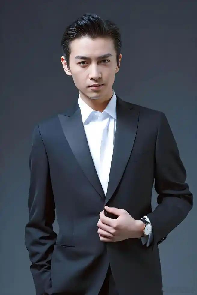 为什么说陈晓觉得躺平就是对于一个艺人最大的尊重最近，陈晓接受了鲁豫的采访，他说自