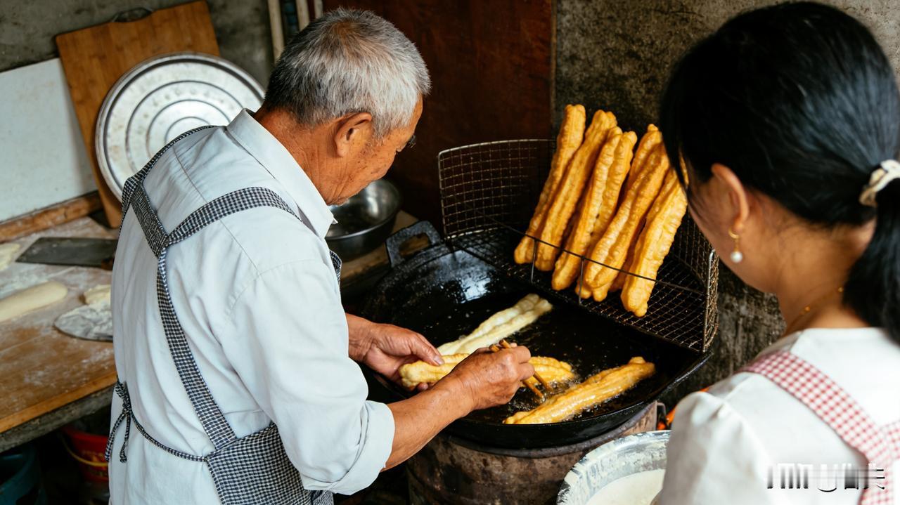 一根油条悟温情善待老人是福气送完孩子上辅导班，我被早餐店金黄酥脆的油条吸