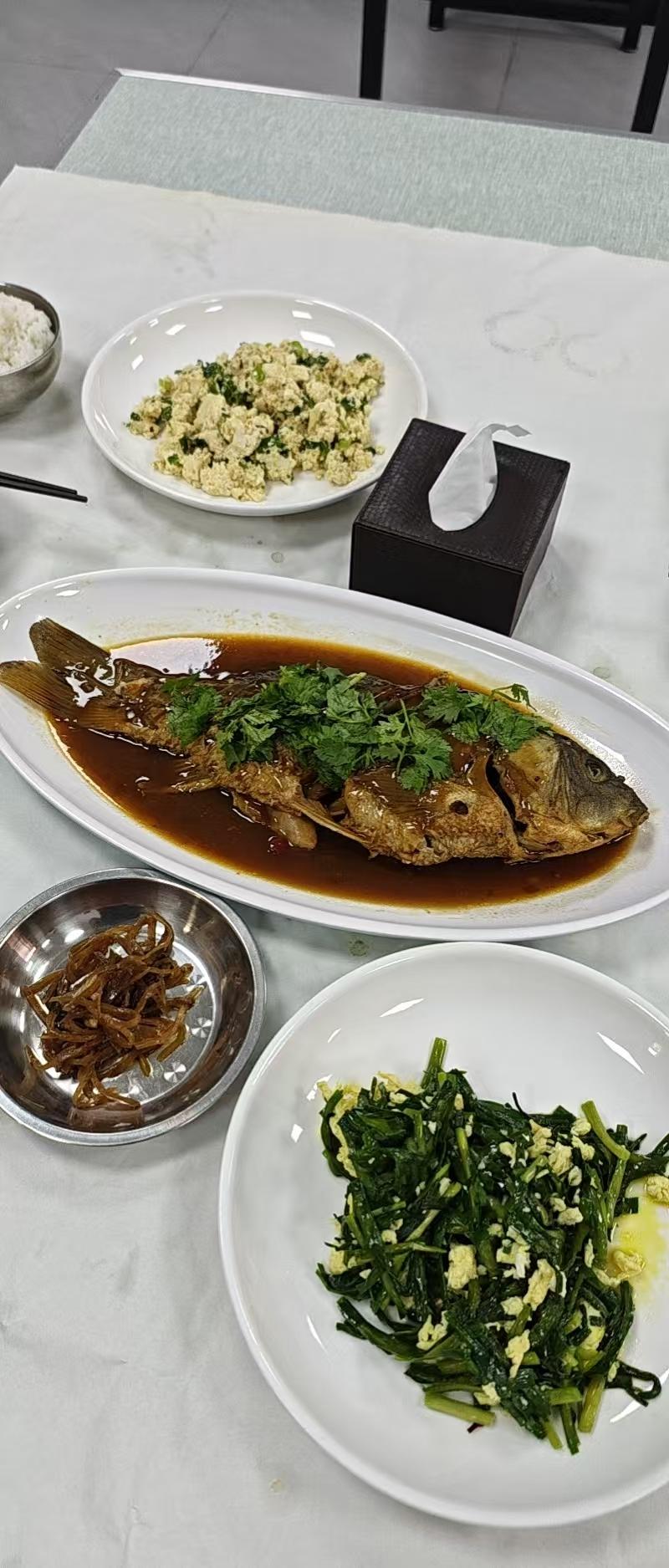 我好哥们，他们单位食堂吃的太好，韭菜炒鸡蛋，小葱拌豆腐，熬个冬瓜汤，压缩的小咸菜