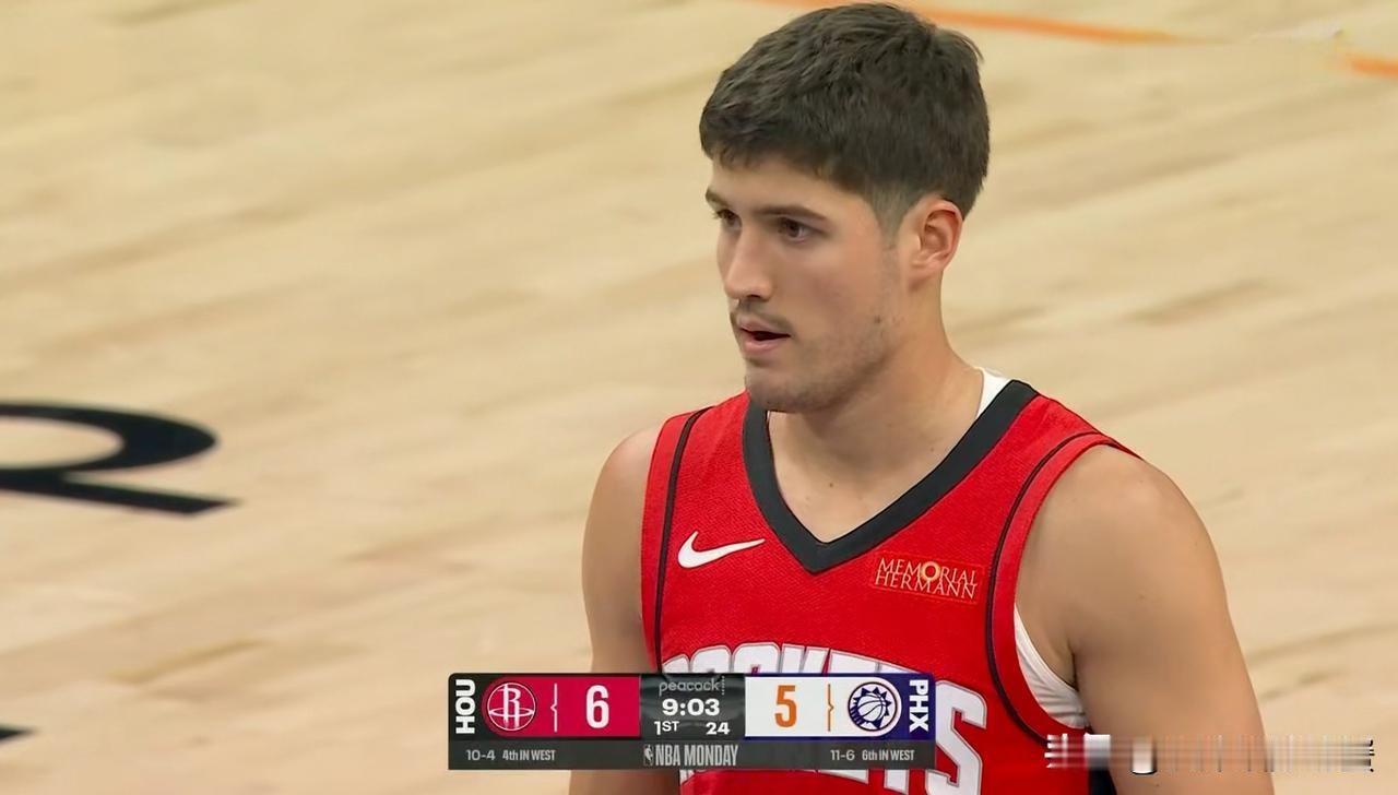 火箭超级新星谢波德真不适合打首发！在今天火箭客场挑战太阳的比赛中，目前双方的上半