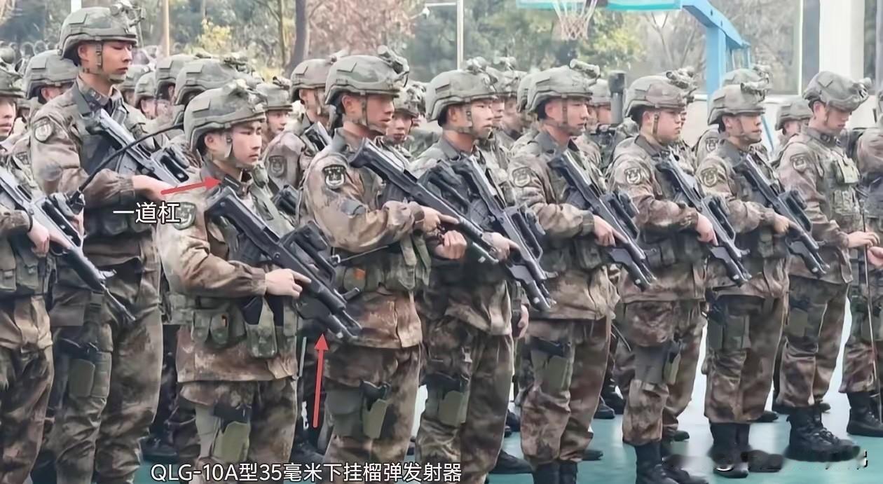 看来目前我军步兵班，十分看好国产35毫米枪挂榴弹发射器，瞧瞧，这张照片画面中，第