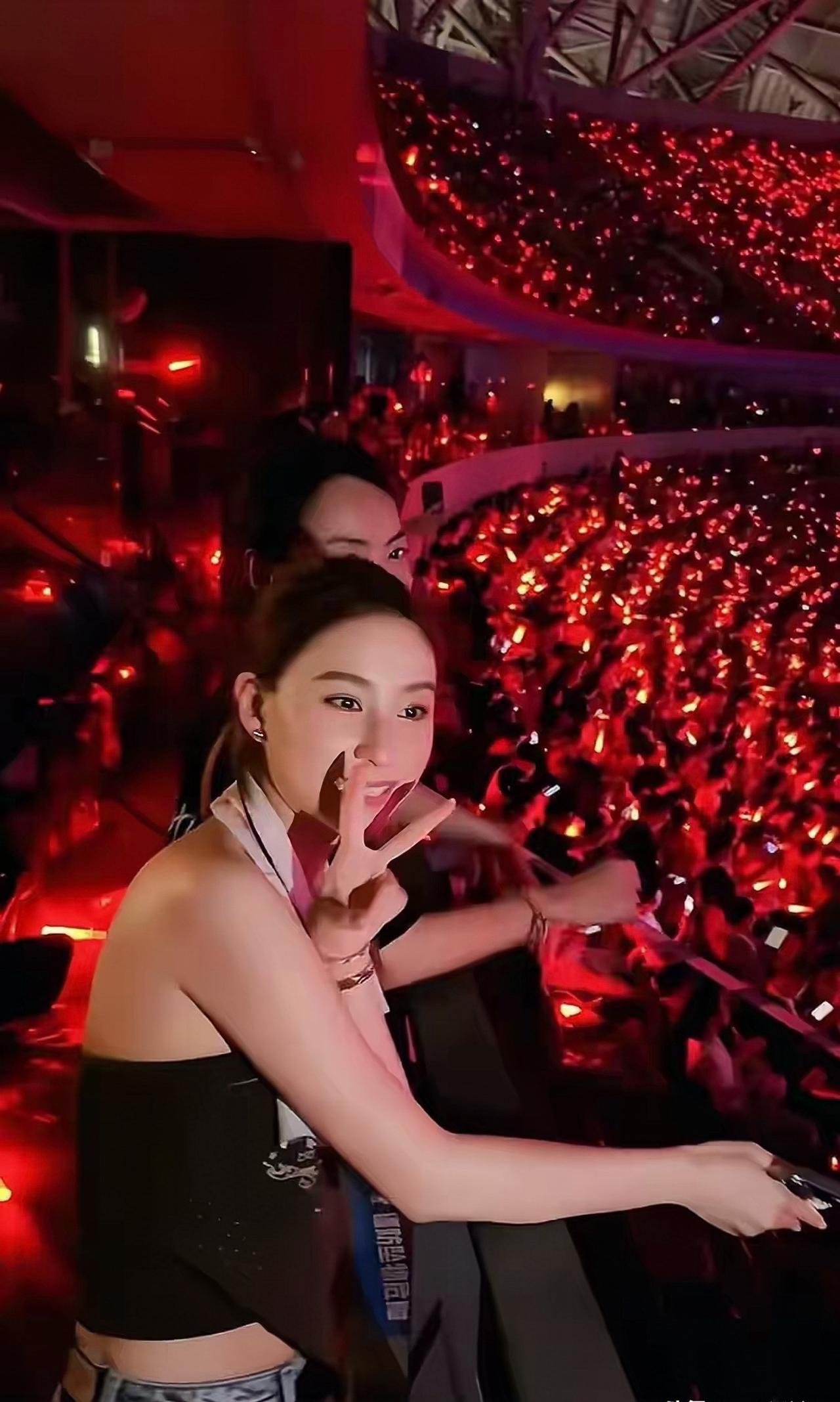 8月9日，何超莲现身谢霆锋杭州演唱会，何超莲与谢霆锋的经纪人霍汶希开心合影。