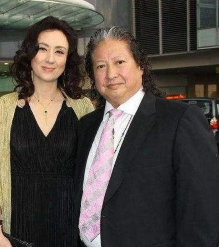 1977年，洪金宝带着自己女助理到去住酒店，前台说：“没有结婚证，不能办理一起入