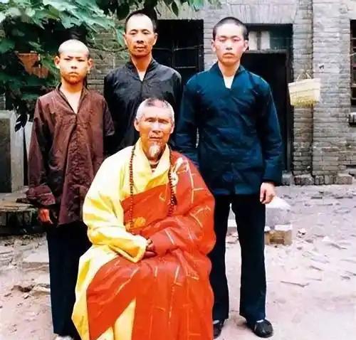 少林寺塔林里的“现代元素”在少林寺塔林，有一座格外引人注目的佛塔，那便是第