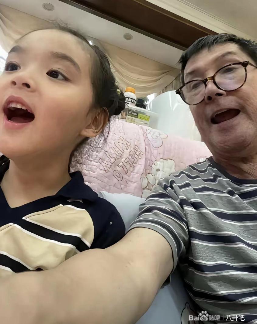 郭碧婷爸爸晒出4岁外孙向笙的合照，网友看完集体炸锅说孩子眉眼间全是向佐的影子，颜值却比向佐好看100