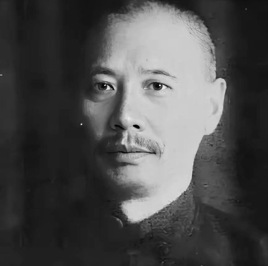 1943年，戴笠领人踹开居正家门，诬他儿媳私藏发报机。居正暴怒，拍桌大骂：“叫蒋
