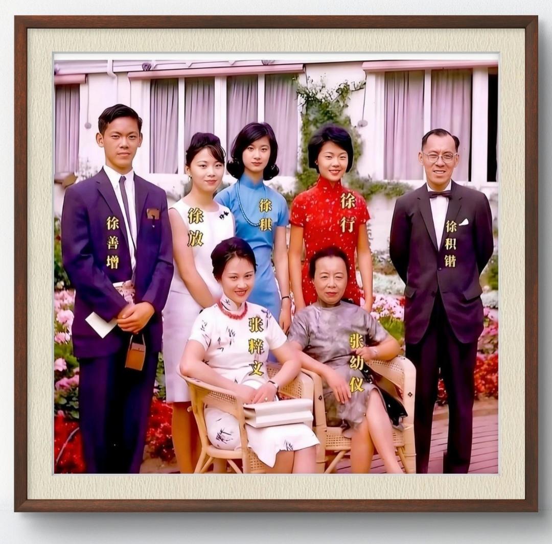 这是1962年张幼仪与家人在美国纽约的别墅前拍摄的祖孙三代合影，画面里的人物从左