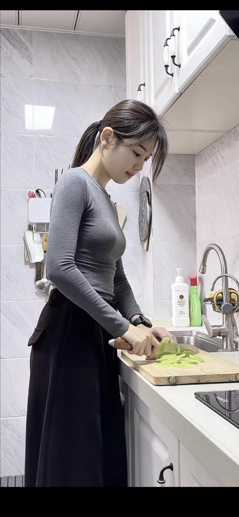 绿萝绕指柔，刀下舞清风。