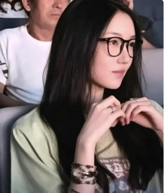 李亚鹏在北京给18岁的大女儿李嫣办了个画展，为了撑场面，他前前后后筹备了半年多，