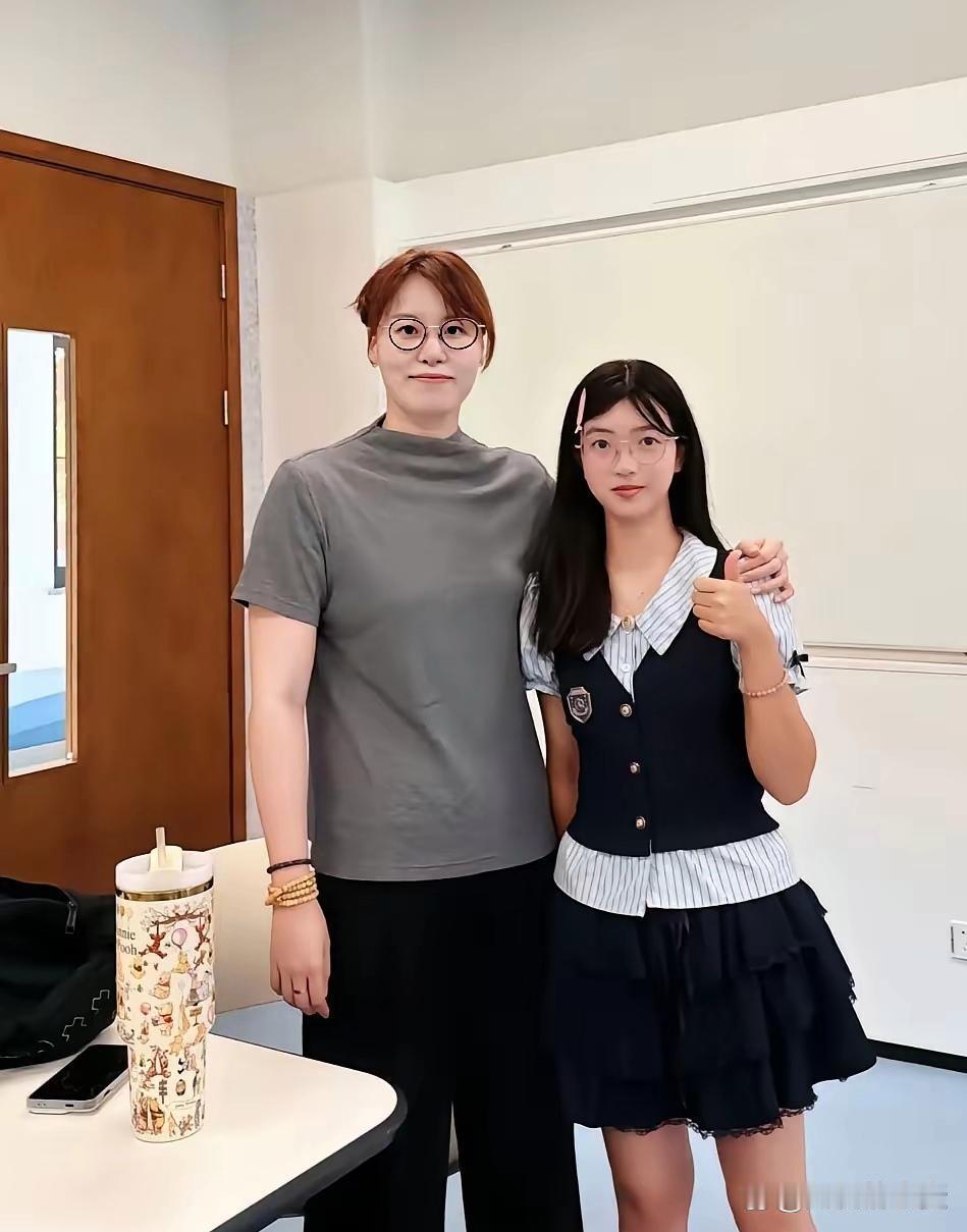 傅园慧已经入职浙江大学当老师了，张家齐还在直播间卖货!张家齐到底差在哪里?毕竟，