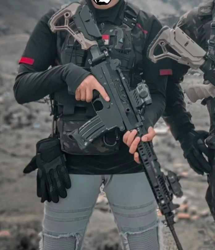 印尼特战给自己的PindadSS1步枪换上了泽宁特的AK护木，还能有这种操作的