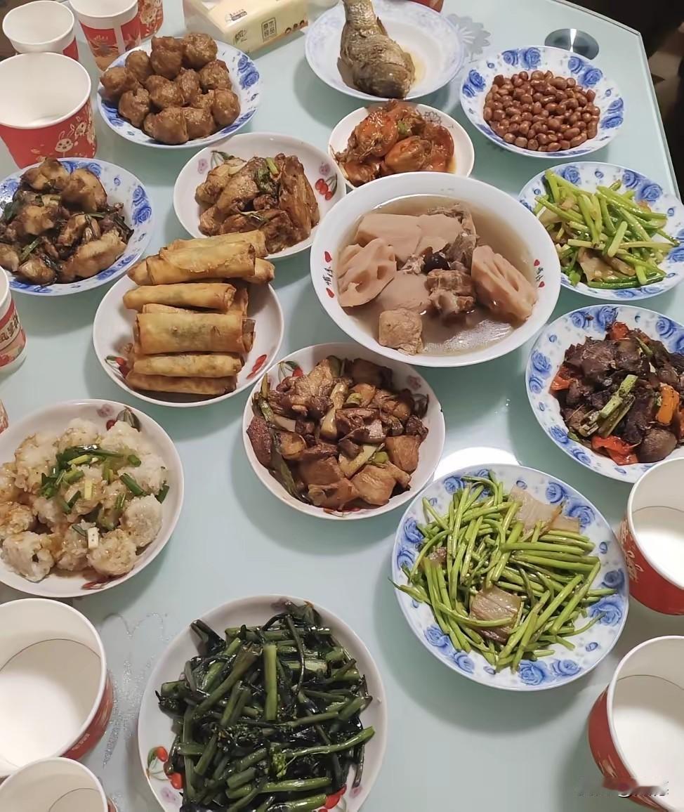 堂姐夫妻俩收入挺高，却从不搞那些虚头巴脑的场面。每年家族年夜饭，都是他们自己动手