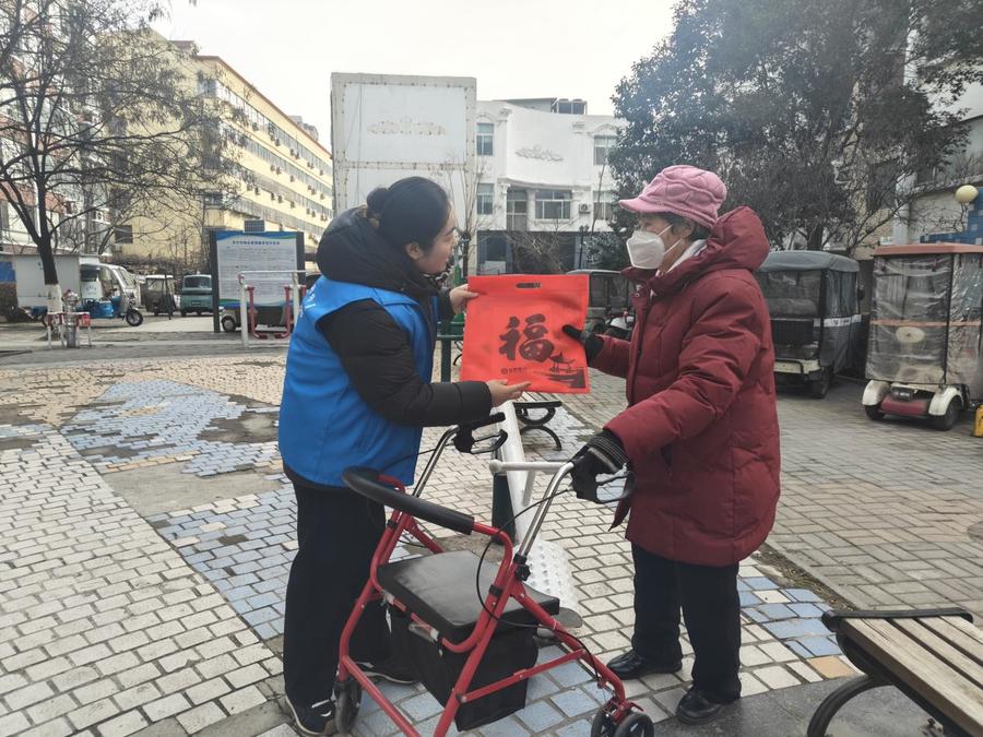 浓浓年味！济阳街道草桥口社区新春送福送春联活动暖民心