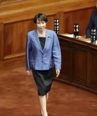 她来了！她来了！她迈着六亲不认的步伐求和了。中方的回应有些不同。日方的言