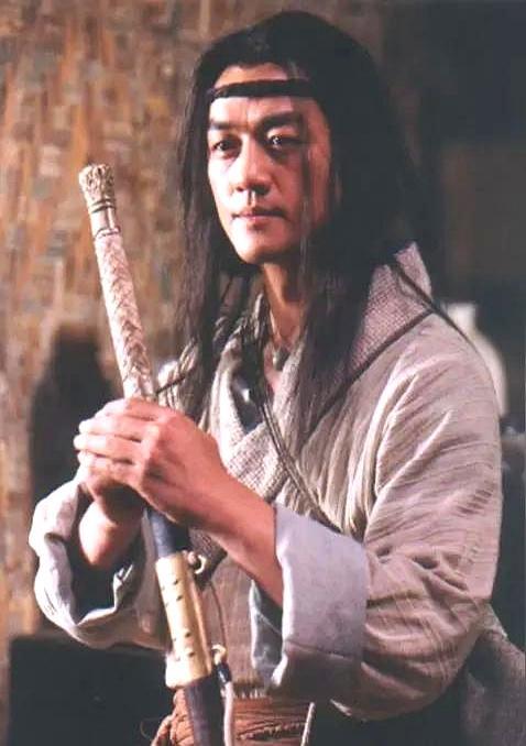 金庸最鸡贼的一招：先把“主角”推到你面前，再一刀砍废。林平之出场多风光，灭