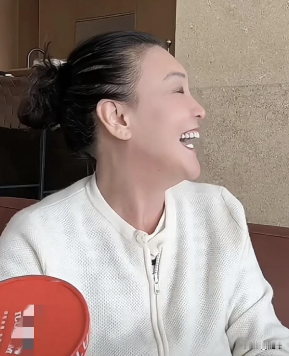 张兰笑开了花！小箖箖跟同学视频，非常骄傲的给同学介绍奶奶，还特意让同学看一看自