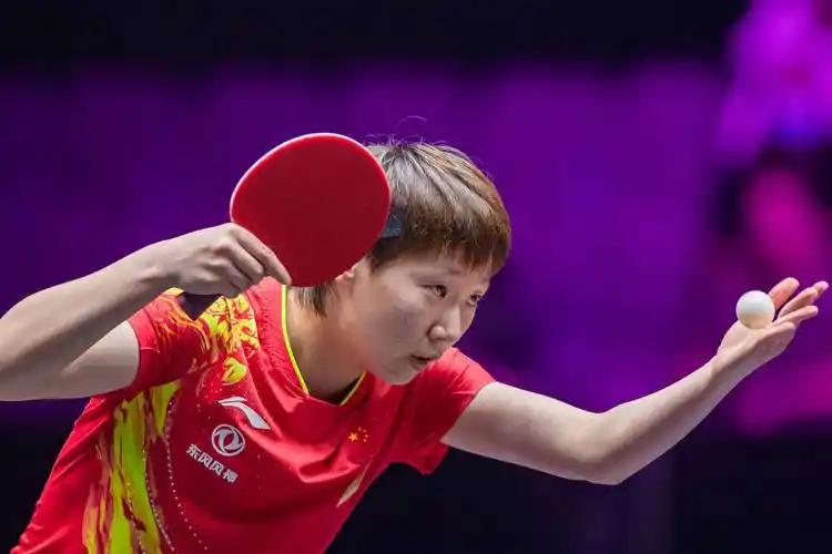 这场球，王曼昱把大家看破防了！王曼昱在女双决赛里摔的那一下，很多人都看见了。