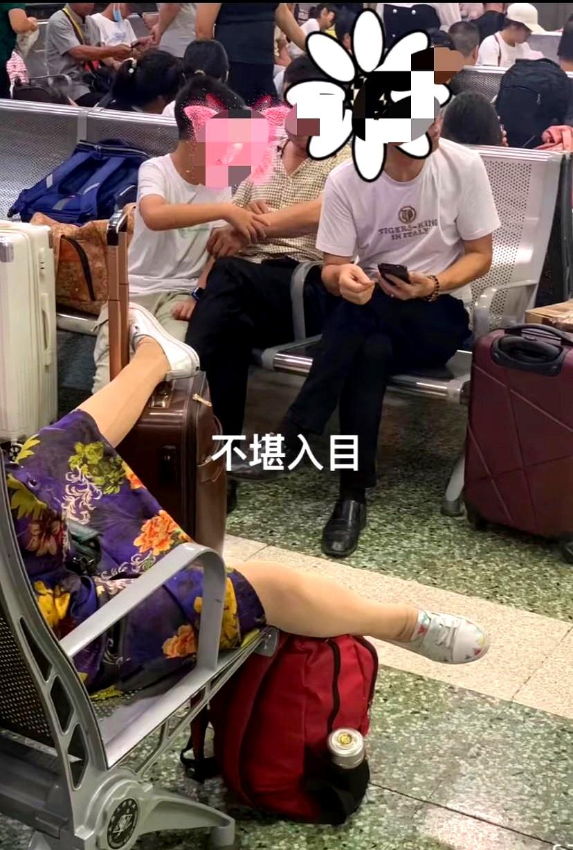 坐姿能离谱到什么程度？有时候真不是夸张，真能把人看得脚趾抠地。今天这画面就挺