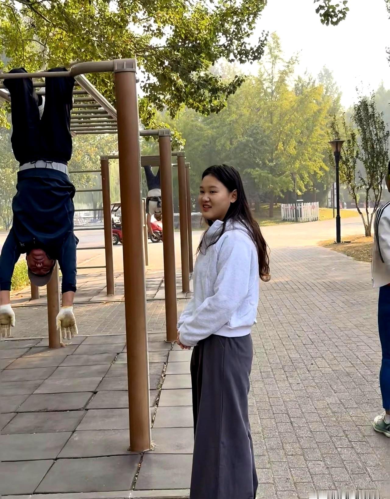 跑步时偶遇奥运冠军张家齐，才发现平时镜头有多骗人当时就在公园里，跟大家伙一块扎堆看大爷吊单杠，一点世