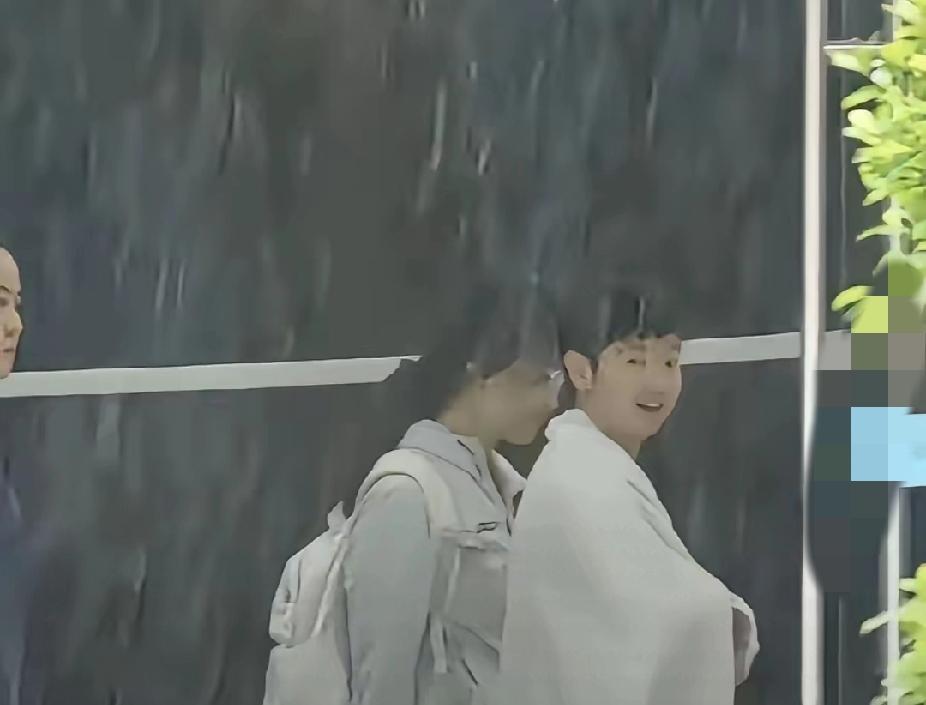 成都春雨里的那抹甜！莎莎这笑容太有感染力了🥹成都的雨，带着春寒直往衣领里